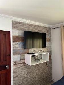 TV a/nebo společenská místnost v ubytování Suíte em uma reserva ambiental com piscina