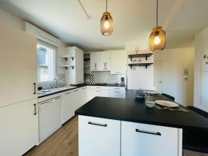 アンジェにあるCasa Bellaのキッチン(白いキャビネット、黒いカウンタートップ付) +14枚の写真