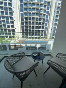 Lovely Apt Near The Burj with Pool, Gym & BBQ Area 발코니 또는 테라스