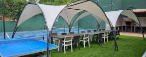 Stolní tenis v ubytování Ainara Luxury nebo okolí