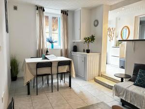 Køkken eller tekøkken på Joli T2 avec jardin - calme & chaleureux + 4 billeder