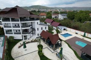 Nespecifikovaný výhled na hory nebo výhled na hory při pohledu z hotelu