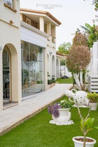 a house with some plants in a yard at Suimi's Hotel in Villasimius