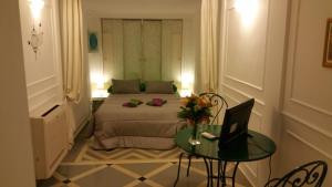 バーリにあるSuite Calefati "Monolocale"のベッドルーム1室(ベッド1台、ノートパソコン付きのテーブル付)