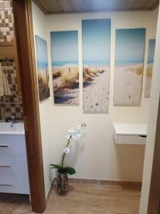 Chambre avec 4 peintures sur le mur dans l'établissement Estudio muy acogedor, à Gran Tarajal 15 autres photos