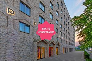 un edificio de ladrillo con una señal roja. en Prize by Radisson, Hamburg City, en Hamburgo