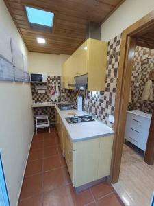 une cuisine avec des armoires blanches et un four à plaques de cuisson dans l'établissement Estudio muy acogedor, à Gran Tarajal