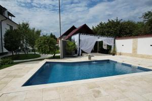 Bazén v ubytování Denta Suport nebo v jeho okolí