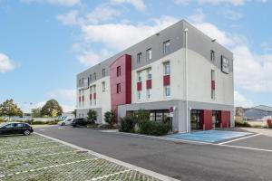 シャルトルにあるAce Hôtel Chartresの通り沿いにある建物