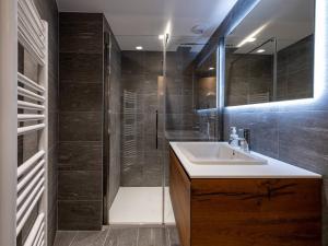 un bagno con lavandino e doccia di Chalet Méribel 6 pers., jacuzzi, ski-in/ski-out - FR-1-355-211 a Les Allues Altre 8 foto