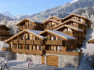 una grande casa di legno nella neve con un cane di Chalet Méribel 6 pers., jacuzzi, ski-in/ski-out - FR-1-355-211 a Les Allues