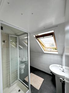 Koupelna v ubytování Riverside Hotel + 67 fotografií