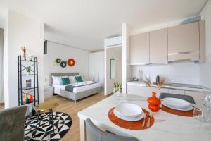 Una cocina y una sala de estar con una mesa y un sofá. en -Free Parking-City-Center-Strategic Apartment, en Verona