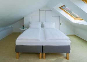 een slaapkamer met een groot bed op zolder bij rugs HOTEL Köln in Keulen