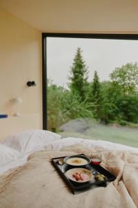 Ένα ή περισσότερα κρεβάτια σε δωμάτιο στο Raus Tiny House am See mit Sauna und Whirlpool