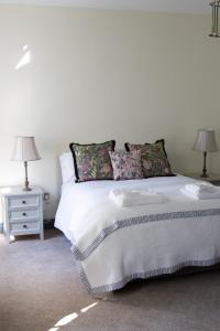 Postel nebo postele na pokoji v ubytování Hill House Lodge sleeps 6 Overlooking the rock of Cashel