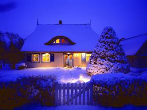 Una casa con un árbol de Navidad en la nieve en Captain House South Cats 8, en Wieck 13 fotos más