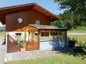 una piccola casa con cancello e recinzione di Holiday home Sterl in Eppenschlag a Eppenschlag