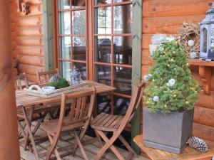 a table and chairs with a christmas tree in a pot at Holiday home Placzek in Schierke