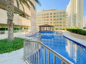 Bazén v ubytování Luxury 1 Bedroom On Marina Walk nebo v jeho okolí