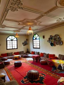 Auberge Les Sapins的休息区