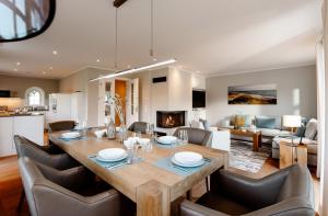 una sala da pranzo e un soggiorno con tavolo e sedie di LITZKOW 16204 ad Archsum