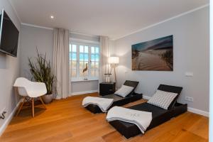 un soggiorno con due sedie e un divano di LITZKOW 16204 ad Archsum