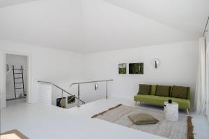 a living room with a green couch and a rug at Villa Amonita in Tiagua +26 photos