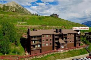 un edificio en una colina con una señal que dice truenos en Snow Star Lodge, en Crested Butte