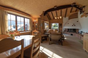 eine Küche und ein Wohnzimmer mit Tisch und Stühlen in der Unterkunft Ferienhaus Tanzhaus - Sauna & Bergblick in Wildhaus