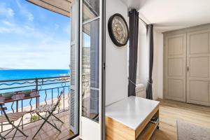 una habitación con vista al mar en "Rue Longue" Vue Mer, Spacieux, Rénové, en Menton