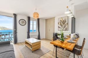 Una sala de estar con una mesa y un comedor. en "Rue Longue" Vue Mer, Spacieux, Rénové, en Menton