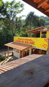 a sign for a cacaka da sau maame on a building at Suites Casa da sua mãe in Visconde De Maua