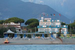 マリーナ・ディ・マッサにあるHotel Eco Del Mareのギャラリーの写真