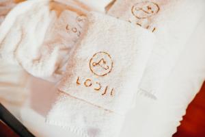 eine Nahaufnahme von Handtüchern mit dem Wort „lost“ in der Unterkunft Chalet des Amis by Lodji in Saint-Marcel