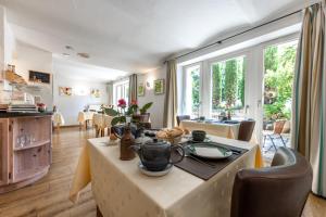 a kitchen and living room with a table and chairs at Villa Benz Hotel garni in Schwetzingen