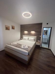 Un dormitorio con una cama grande en una habitación. en ВИЛА ЯНА Villa Yana, en Presoka