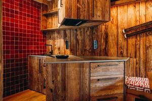 eine Küche mit Holzschränken und einer Arbeitsplatte in der Unterkunft Chalet des Amis by Lodji in Saint-Marcel + 17 Fotos