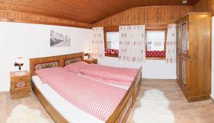 una camera da letto con un letto e due finestre di Appart Mox a Tux