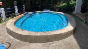 Bazén v ubytování Villa La Giralda - Lakefront - Pool - Relaxation Haven nebo v jeho okolí