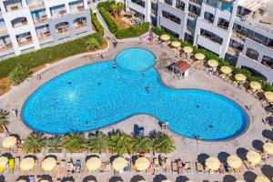 Der Swimmingpool an oder in der Nähe von Family Resort del Mar
