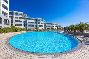ein großer blauer Swimmingpool vor einem Gebäude in der Unterkunft Family Resort del Mar in Pula