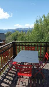 埃安Chaguimama Snow的一张桌子和两把椅子放在甲板上