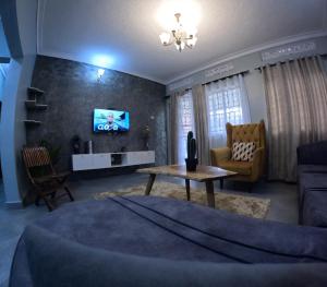 Televisyen dan/atau pusat hiburan di Daddy's