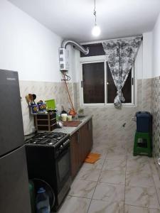 una cucina con piano cottura e una finestra di Tétouan proche marjane jawhara تطوان قرب مرجان الجوهرة a Souani