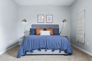 Un dormitorio con una cama azul con almohadas naranjas. en Holly House Cleveland, en Cleveland