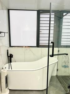 Ένα μπάνιο στο Suzhou Lakeside Sky Villa