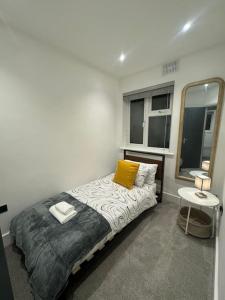 Ένα ή περισσότερα κρεβάτια σε δωμάτιο στο Modern 3bed, Garden, Surbiton St