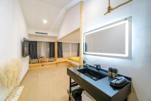 麗江市にあるBig Tree Guesthouse - Naxi old styleの洗面台と大きな窓のあるバスルーム +37枚の写真