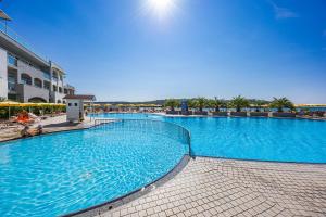 Der Swimmingpool an oder in der Nähe von Family Resort del Mar